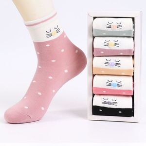 卡通可愛女襪 用俏皮點(diǎn)綴足尖的時(shí)尚樂(lè)趣